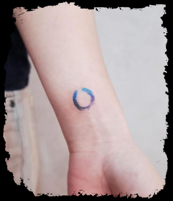 Gradient-Circle-Hand-Tattoo