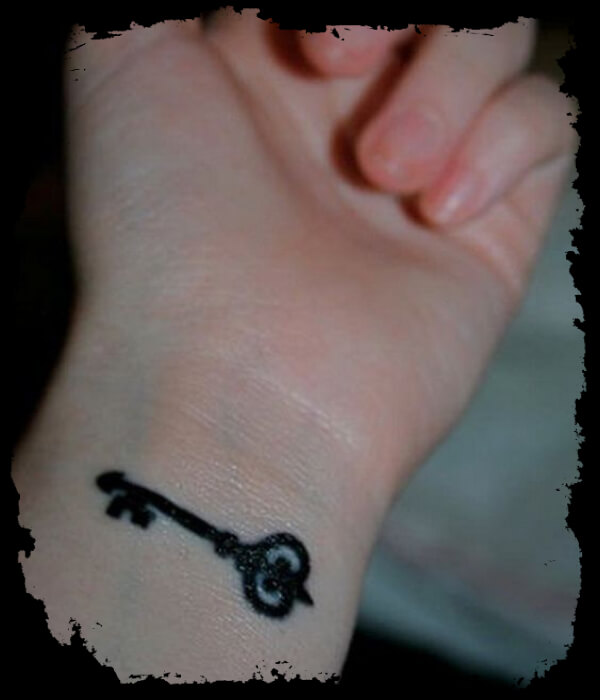 Key-Hand-Tattoo