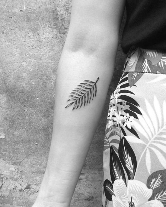 Gingko leaf tattoo on the forearm | www.otziapp.com | Minimalist tattoo,  Botanical tattoo, Small tattoos