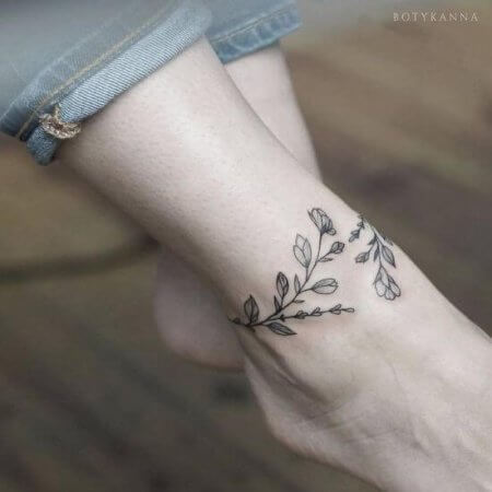 50 Cute Simple Tattoos for Women [2024 Designs]