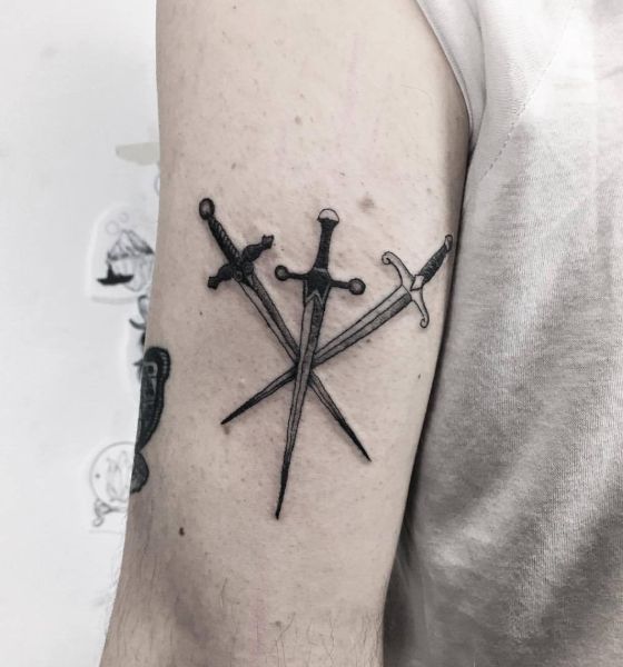 𝘾𝙝𝙚𝙣𝙣𝙖𝙞 𝙗𝙚𝙨𝙩 𝙩𝙖𝙩𝙩𝙤𝙤 𝙨𝙩𝙪𝙙𝙞𝙤 on Instagram The sword  with the crown tattoo is a representation of royalty and dominance The  king of a castle was known to be a warrior so when