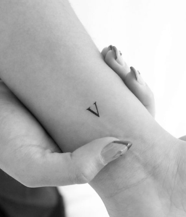 "V"-Letter-Tattoo